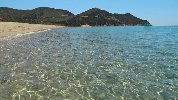 A beach with clear shallow waters and a sandy shore. - Holiday Home, Solanas (Sinnai)