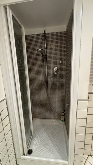 Douche, sèche-cheveux, bidet, serviettes fournies