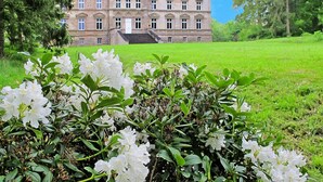 A large, historic building with a symmetrical facade, multiple windows, and a central entrance. - Schlossurlaub Nahe Ostsee und Tressower See (Bobitz)