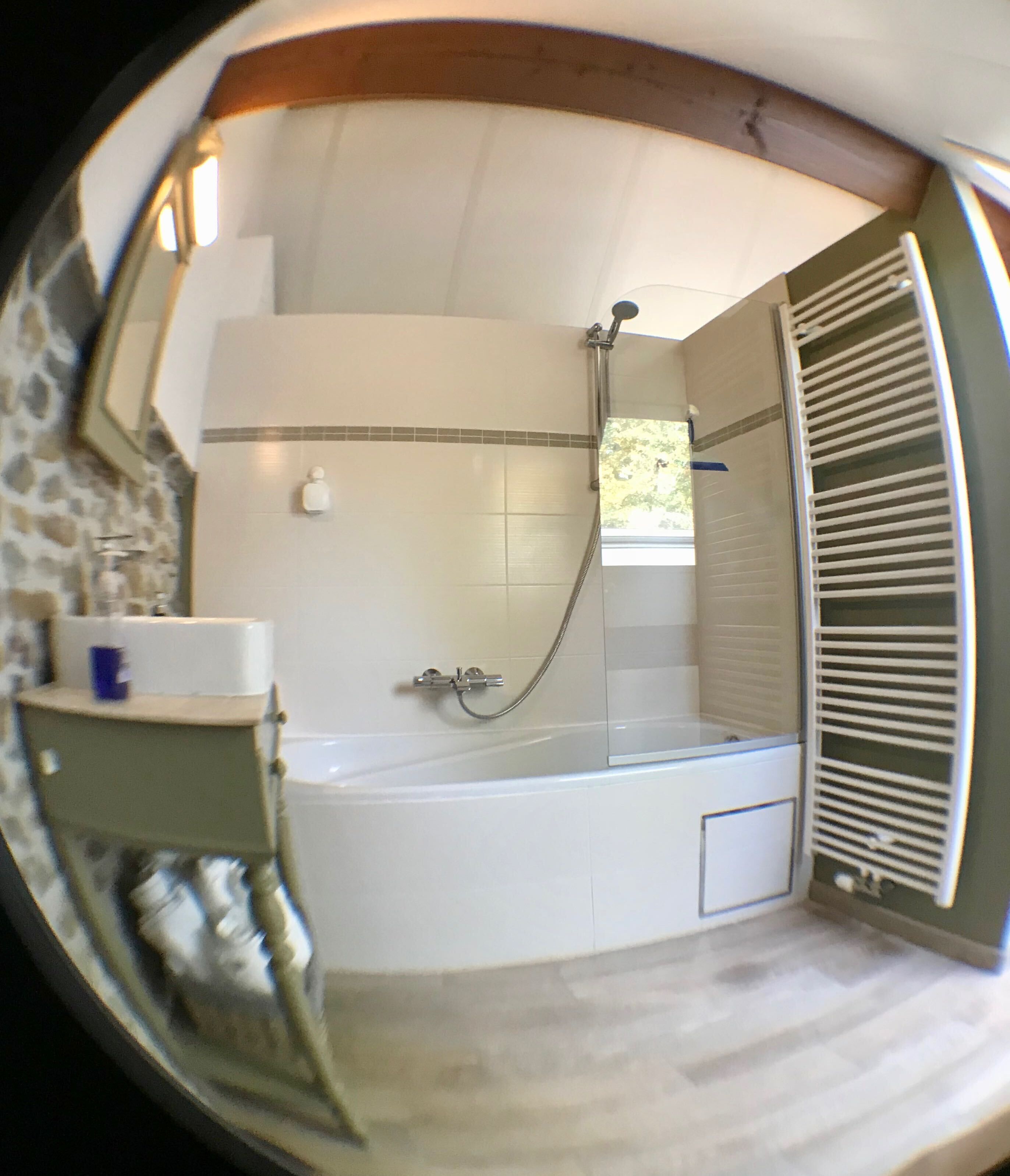 Suite | Badkamer | Een haardroger, handdoeken, zeep, shampoo