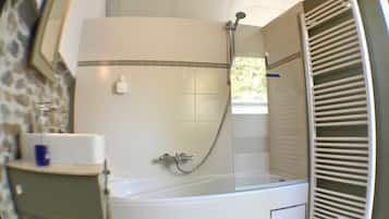 Suite | Badkamer | Een haardroger, handdoeken, zeep, shampoo