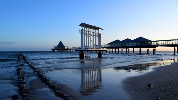 A pier extending into the water with a structure at the end. - Doppelhaushalfte Ostseehaus I in Trassenheide (Trassenheide)