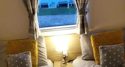 Cosy Hottub Caravan Retreat in Lincolnshire