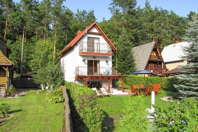 Detached Cottage With Fenced Yard Right by the Lake, Wrony