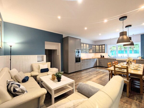 Dining - Comfortable Apartment in Kolobrzeg, Sauna Included (Kołobrzeg)