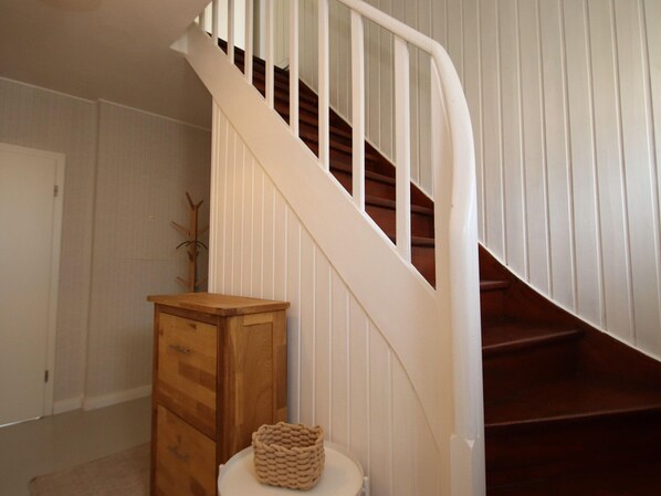 A staircase with white railings and wooden steps. - Doppelhaushalfte in Dornumersiel (Dornum)