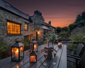 Outdoor dining - Towerhill-a stunning 15th century property in Bodmin, newly renovated, sleeps 10 (Bodmin)