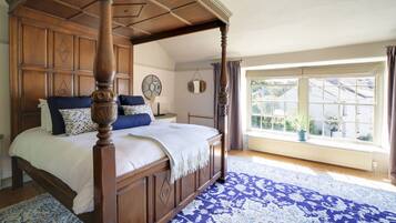 5 bedrooms, desk, iron/ironing board, WiFi