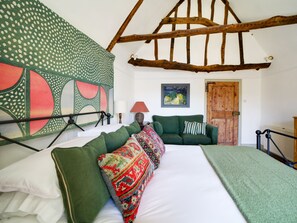 5 bedrooms, desk, iron/ironing board, WiFi