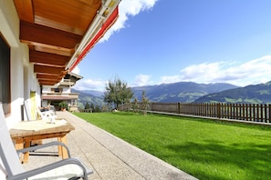 Apartment | Outdoor dining