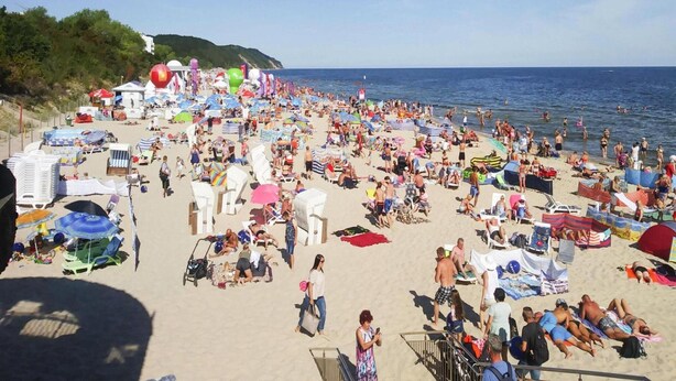 A crowded beach with numerous umbrellas and beach chairs. - House in Wiselka Near Baltic Sea Beach (Międzyzdroje)
