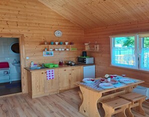 Casa | Cozinha privada | Chaleira elétrica, torradeira, cadeirão de bebê