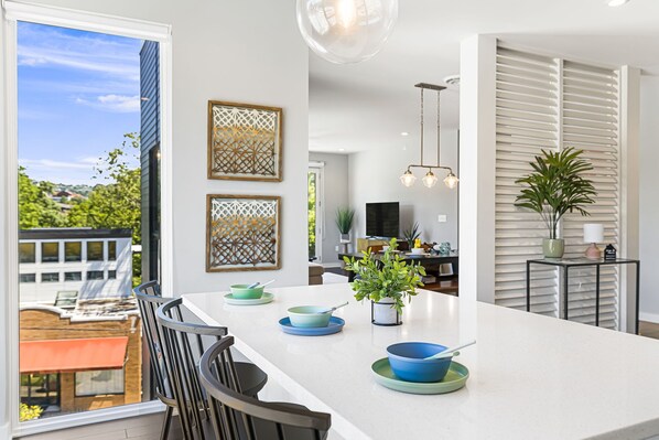 Dining - The Heron - Charming 2-bedroom condo in Asheville with elevator and roof deck (Asheville)