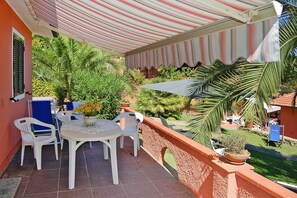 Apartment | Outdoor dining - Apartment in Capoliveri Near Sandy Beaches (Capoliveri)