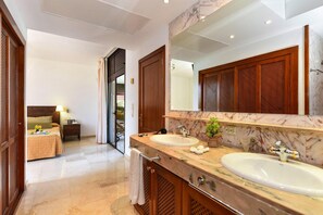 Une salle de bain moderne avec deux lavabos, un grand miroir et un meuble en bois.