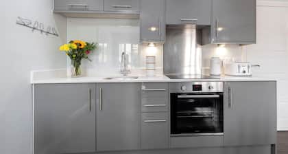Elliot Oliver- Charming 1 Bed Apartment