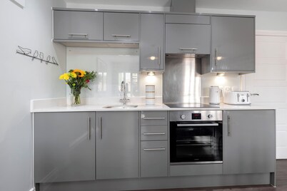 Elliot Oliver- Charming 1 Bed Apartment