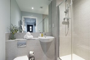 Apartment | Bathroom | Shower, hair dryer, towels, soap