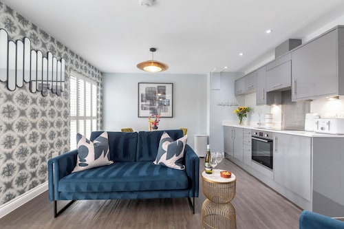 Elliot Oliver- Charming 1 Bed Apartment