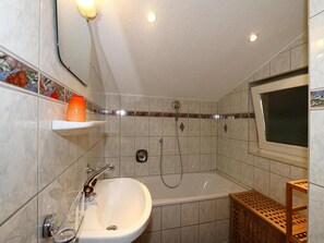 Apartment | Bathroom - Apartment in Zillertal Near Horbergbahn (Hippach)