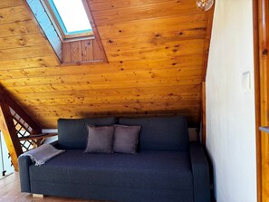 Fernseher, DVD-Player, Bücher