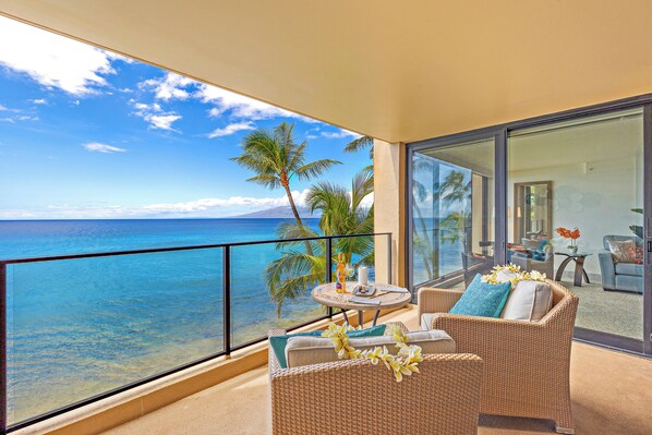Outdoor dining - Luxury Oceanfront Mahana Kaanapali. WHALE WATCH FROM LIVING ROOM SWIVEL CHAIRS! (Lahaina)