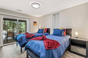 4 bedrooms, desk, free WiFi, bed sheets - Gathering Tree's Upscale 4 bedroom with hot tub and fire pit (Flagstaff)
