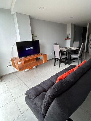 TV, video library - Luxurious and New Apartment in Milán (Manizales)
