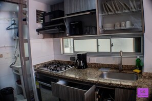 Kühlschrank, Mikrowelle, Ofen, Geschirrspüler