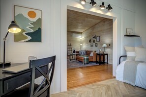 1 chambre, bureau, fer et planche à repasser, lit parapluie