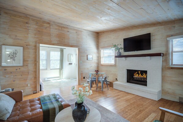 TV connectée, cheminée, livres