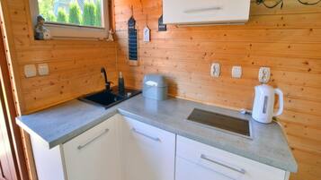 Rumah | Dapur pribadi | Ketel listrik dan kursi makan untuk bayi