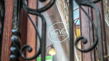 Una puerta de madera con un letrero que dice "ViaVia Taste the World".