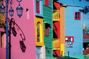 A colorful building with multiple windows and balconies. - ViaVia BsAs GuestHouse (Buenos Aires)