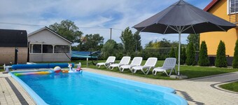 Comfortable Ground Floor Apartment, Summer Pool