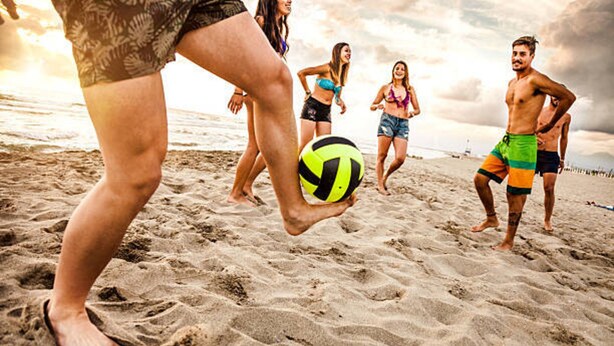 A beach scene with people playing volleyball. - Comfortable Holiday Apartment, air Conditioning (Ustronie Morskie)
