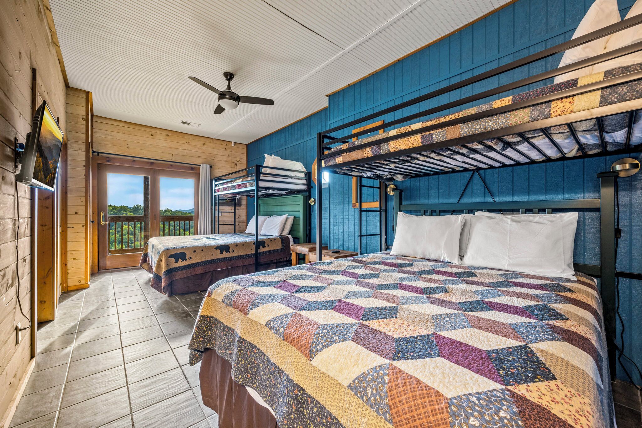 3 slaapkamers, een bureau, een strijkplank/strijkijzer, reisbedje