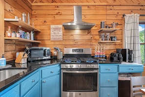 Fridge, microwave, oven, stovetop - Cabin On 8-Private Acres, Hot Tub, Game Room, Views (Bryson City)