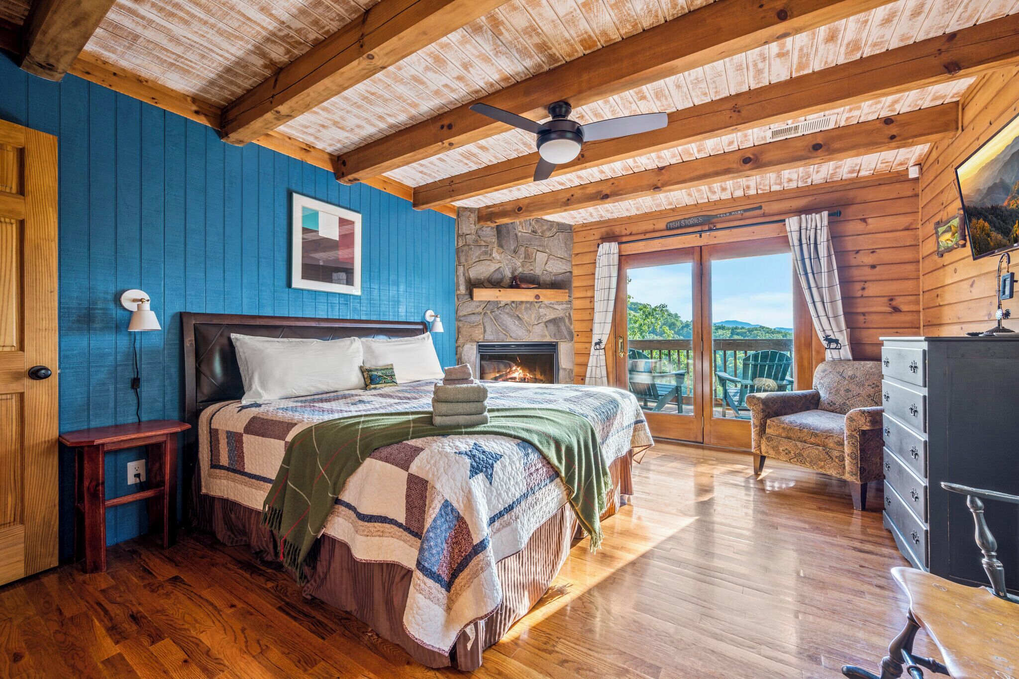 3 bedrooms, desk, iron/ironing board, travel crib