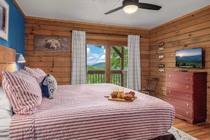 3 bedrooms, desk, iron/ironing board, free WiFi - Cabin On 8-Private Acres, Hot Tub, Game Room, Views (Bryson City)