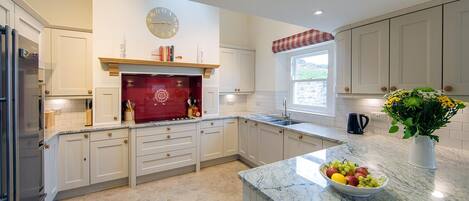 Cottage | Private kitchen | Fridge, microwave, oven, stovetop