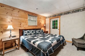 2 bedrooms, in-room safe, iron/ironing board, travel crib - QUIET,COZY,LOCATION 2m>attractions, hottub, gas fireplace,grill, washer/dryer. (Pigeon Forge)