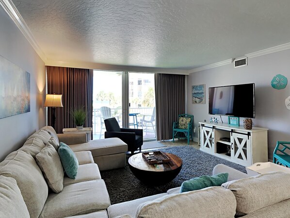 コンドミニアム ベッド (複数台) (Shoreline Towers 3035) | リビング エリア | テレビ