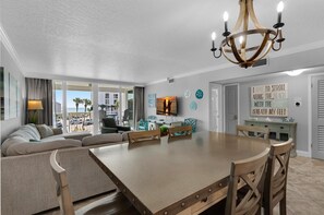 公寓客房, 多張床 (Shoreline Towers 3035) | 用餐區