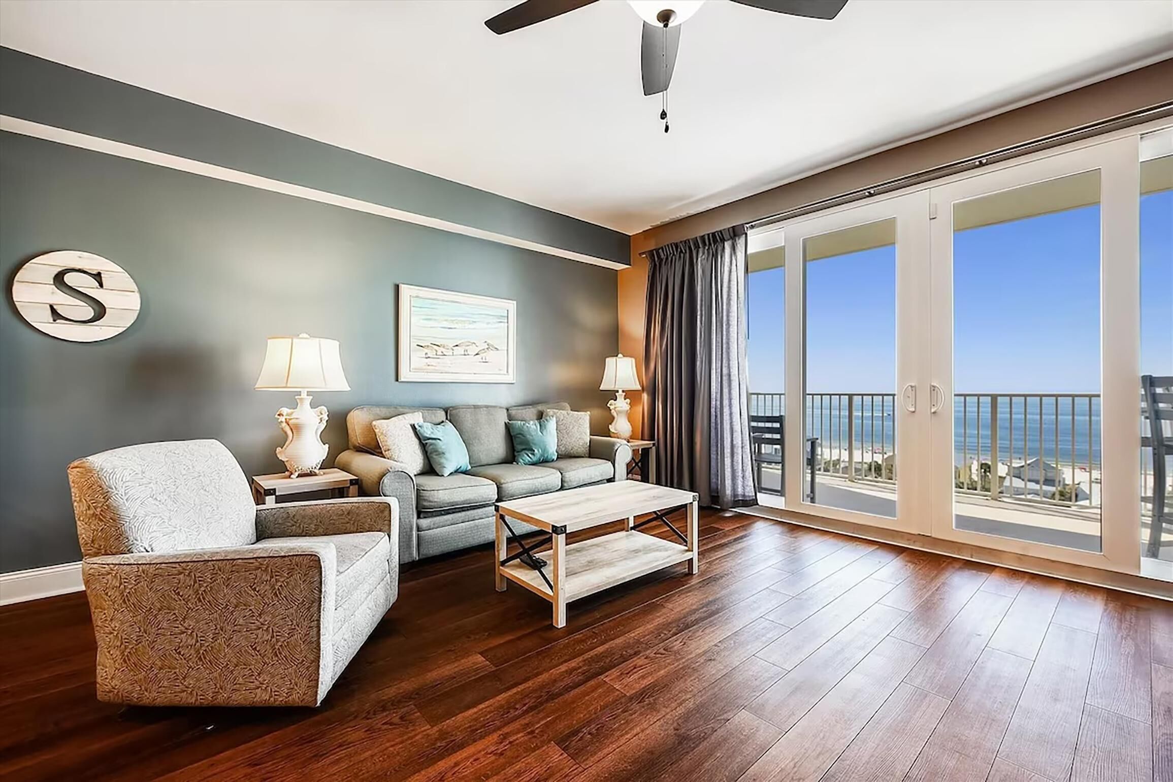 คอนโด, หลายเตียง (Laketown Wharf 903) | บริเวณนั่งเล่น | ทีวี