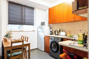 Microwave, oven, stovetop, coffee/tea maker