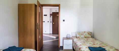 2 habitaciones, tabla de planchar con plancha, wifi y ropa de cama
