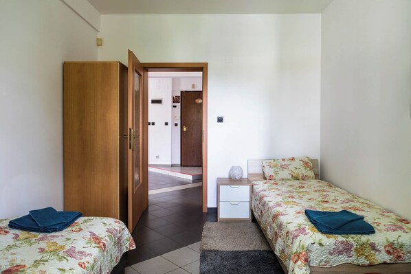 2 habitaciones, tabla de planchar con plancha, wifi y ropa de cama 