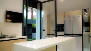 Private kitchen - Chic villa with pool and 4 bedrooms and WiFi, in a big Golf Resort (Marrakech)