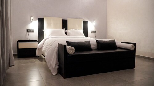 Chic villa with pool and 4 bedrooms and WiFi,  in a big Golf Resort